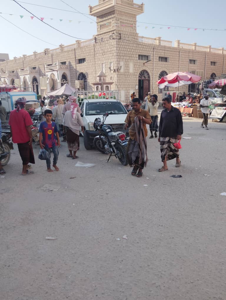 ازدحام في الأسواق وتراجع في الشراء.. ارتفاع أسعار الملابس يثقل كاهل المواطنين في مديرية القطن بحضرموت "صور" ازدحام في الأسواق وتراجع في الشراء.. ارتفاع أسعار الملابس يثقل كاهل المواطنين في مديرية القطن بحضرموت "صور"