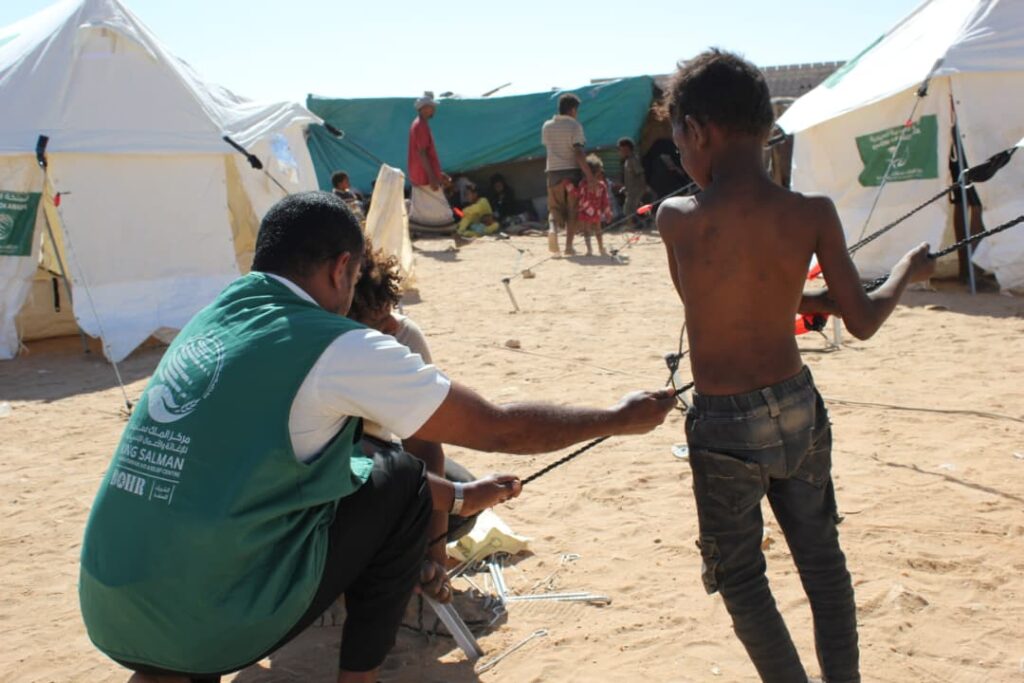 بدعم مركز الملك سلمان.. الفرقة أولى طوارئ تدشن توزيع خيام إيوائية وسلال غذائية لإغاثة متضرري حريق مخيمات العبر بدعم مركز الملك سلمان.. الفرقة أولى طوارئ تدشن توزيع خيام إيوائية وسلال غذائية لإغاثة متضرري حريق مخيمات العبر