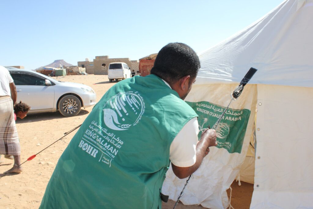 بدعم مركز الملك سلمان.. الفرقة أولى طوارئ تدشن توزيع خيام إيوائية وسلال غذائية لإغاثة متضرري حريق مخيمات العبر بدعم مركز الملك سلمان.. الفرقة أولى طوارئ تدشن توزيع خيام إيوائية وسلال غذائية لإغاثة متضرري حريق مخيمات العبر