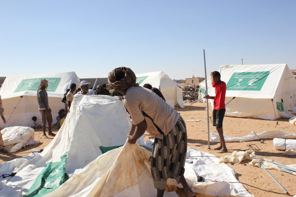 بدعم مركز الملك سلمان.. الفرقة أولى طوارئ تدشن توزيع خيام إيوائية وسلال غذائية لإغاثة متضرري حريق مخيمات العبر بدعم مركز الملك سلمان.. الفرقة أولى طوارئ تدشن توزيع خيام إيوائية وسلال غذائية لإغاثة متضرري حريق مخيمات العبر