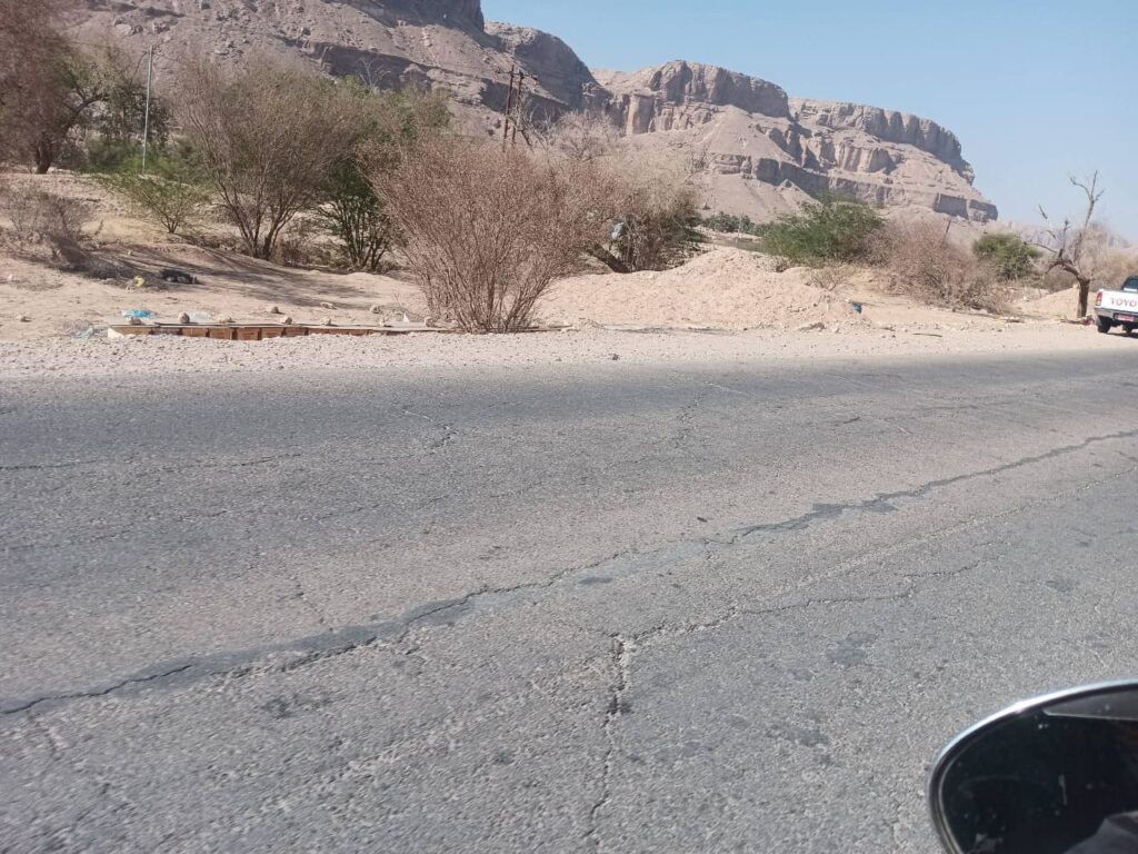 مواطن يوجه رسالة لمدير عام دوعن ومدير الأمن .. عودة وضع خلايا النحل على الخط العام مواطن يوجه رسالة لمدير عام دوعن ومدير الأمن .. عودة وضع خلايا النحل على الخط العام