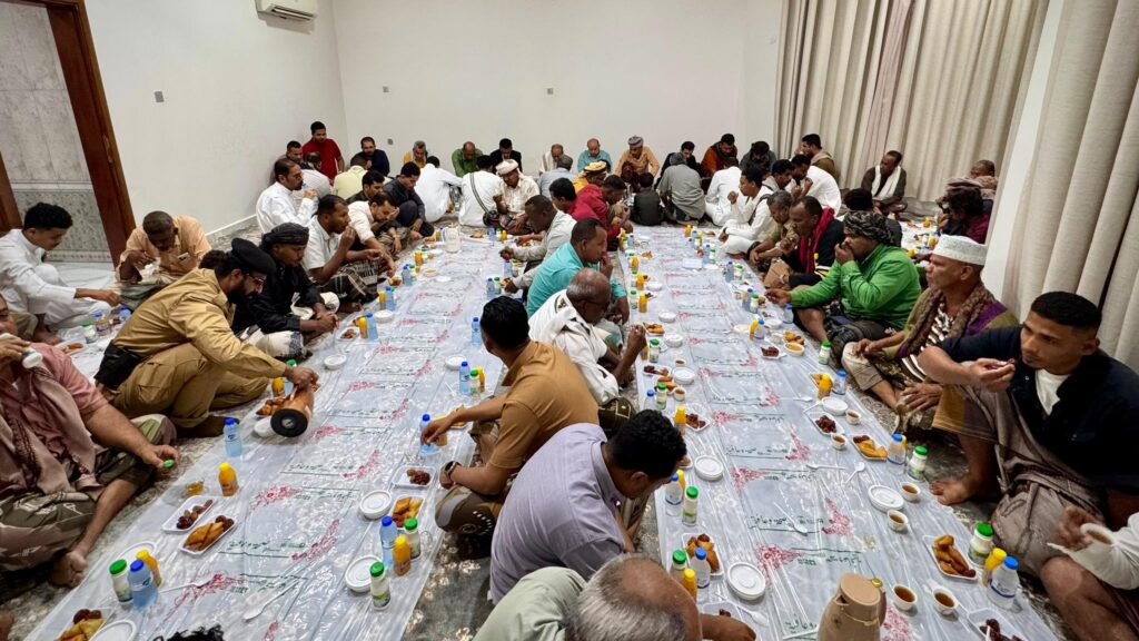 عضو مجلس القيادة محافظ حضرموت يكرم أسر شهداء الحراك الجنوبي في مأدبة إفطار وأمسية رمضانية عضو مجلس القيادة محافظ حضرموت يكرم أسر شهداء الحراك الجنوبي في مأدبة إفطار وأمسية رمضانية