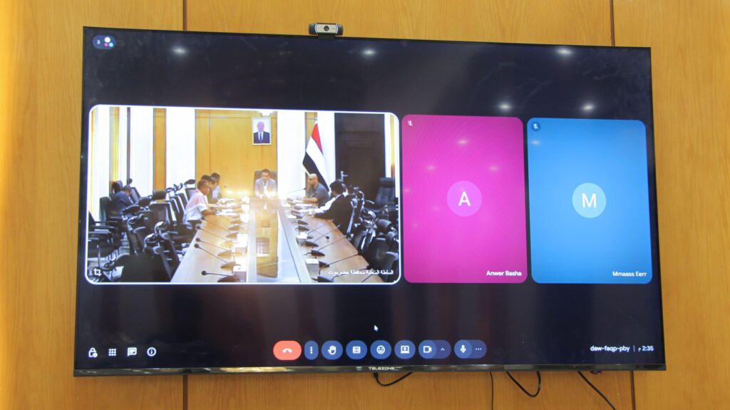 ناقش تعزيز المخزون الاستراتيجي ومتابعة الواردات ومراقبة الأسواق .. وكيل حضرموت الجيلاني يرأس الاجتماع الأول للجنة مراجعة وتقييم الوضع التمويني والخدمي بالمحافظة ناقش تعزيز المخزون الاستراتيجي ومتابعة الواردات ومراقبة الأسواق .. وكيل حضرموت الجيلاني يرأس الاجتماع الأول للجنة مراجعة وتقييم الوضع التمويني والخدمي بالمحافظة