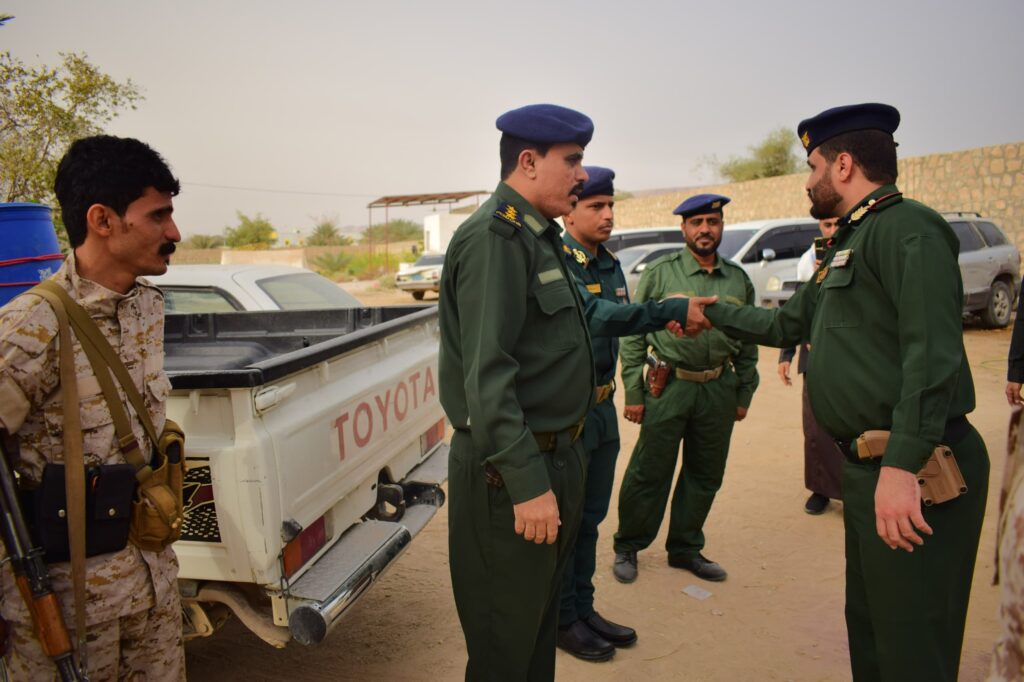 مدير عام الأمن والشرطة بوادي حضرموت يتفقد الوحدات الأمنية ويهنئهم بعيد الفطر المبارك مدير عام الأمن والشرطة بوادي حضرموت يتفقد الوحدات الأمنية ويهنئهم بعيد الفطر المبارك