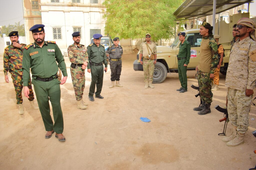 مدير عام الأمن والشرطة بوادي حضرموت يتفقد الوحدات الأمنية ويهنئهم بعيد الفطر المبارك مدير عام الأمن والشرطة بوادي حضرموت يتفقد الوحدات الأمنية ويهنئهم بعيد الفطر المبارك
