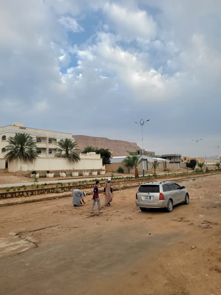 في ثاني أيام العيد.. مبادرة أنت وطن تواصل عطاءها بإزالة آثار الأمطار وتسهيل حركة السير بمدينة سيئون في ثاني أيام العيد.. مبادرة أنت وطن تواصل عطاءها بإزالة آثار الأمطار وتسهيل حركة السير بمدينة سيئون