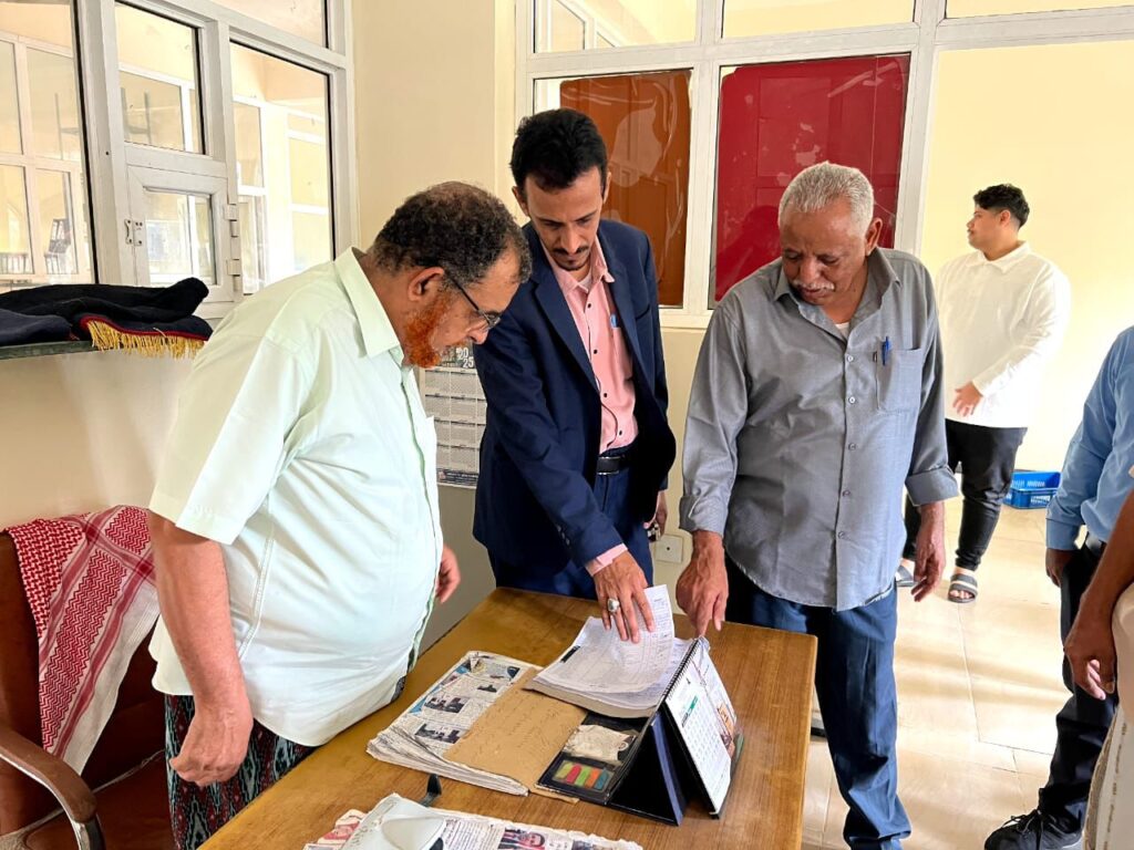 وكيل حضرموت الجيلاني يتفقد الانضباط الوظيفي في عدد من المرافق الحكومية بعد إجازة عيد الفطر المبارك وكيل حضرموت الجيلاني يتفقد الانضباط الوظيفي في عدد من المرافق الحكومية بعد إجازة عيد الفطر المبارك