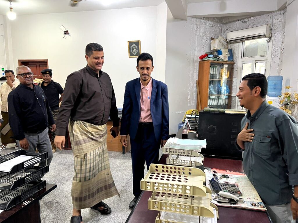 وكيل حضرموت الجيلاني يتفقد الانضباط الوظيفي في عدد من المرافق الحكومية بعد إجازة عيد الفطر المبارك وكيل حضرموت الجيلاني يتفقد الانضباط الوظيفي في عدد من المرافق الحكومية بعد إجازة عيد الفطر المبارك