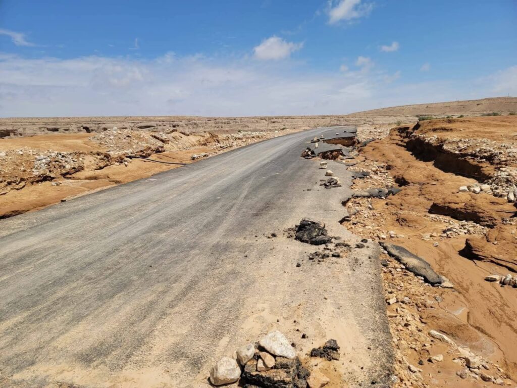 بالصور… انهيار طريق حديث في هضبة حضرموت يثير غضبًا واسعًا وتساؤلات حول الفساد بالصور… انهيار طريق حديث في هضبة حضرموت يثير غضبًا واسعًا وتساؤلات حول الفساد