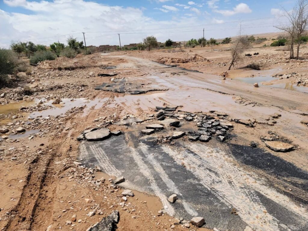 بالصور… انهيار طريق حديث في هضبة حضرموت يثير غضبًا واسعًا وتساؤلات حول الفساد بالصور… انهيار طريق حديث في هضبة حضرموت يثير غضبًا واسعًا وتساؤلات حول الفساد