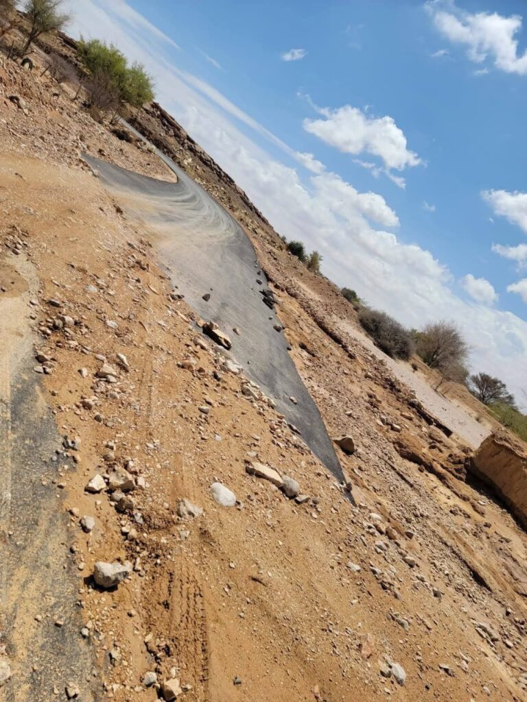 بالصور… انهيار طريق حديث في هضبة حضرموت يثير غضبًا واسعًا وتساؤلات حول الفساد بالصور… انهيار طريق حديث في هضبة حضرموت يثير غضبًا واسعًا وتساؤلات حول الفساد