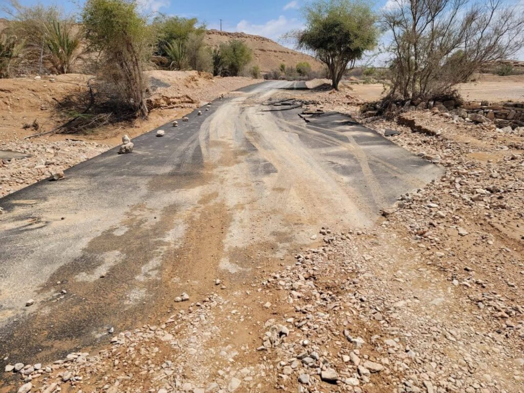 بالصور… انهيار طريق حديث في هضبة حضرموت يثير غضبًا واسعًا وتساؤلات حول الفساد بالصور… انهيار طريق حديث في هضبة حضرموت يثير غضبًا واسعًا وتساؤلات حول الفساد