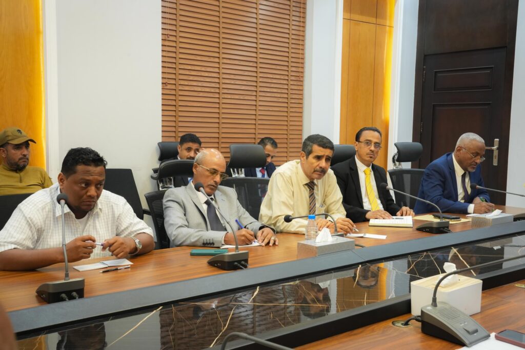 عضو مجلس القيادة محافظ حضرموت يعقد اجتماعاً موسعاً لمعالجة قضايا المعلمين ويؤكد التزام السلطة المحلية بدعم العملية التعليمية عضو مجلس القيادة محافظ حضرموت يعقد اجتماعاً موسعاً لمعالجة قضايا المعلمين ويؤكد التزام السلطة المحلية بدعم العملية التعليمية