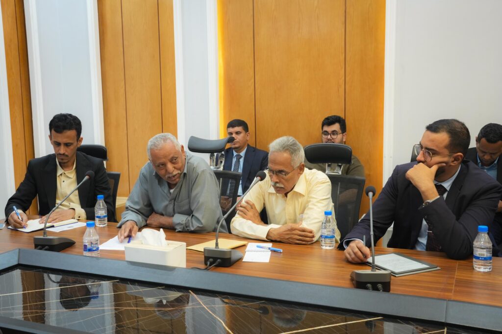 عضو مجلس القيادة محافظ حضرموت يعقد اجتماعاً موسعاً لمعالجة قضايا المعلمين ويؤكد التزام السلطة المحلية بدعم العملية التعليمية عضو مجلس القيادة محافظ حضرموت يعقد اجتماعاً موسعاً لمعالجة قضايا المعلمين ويؤكد التزام السلطة المحلية بدعم العملية التعليمية