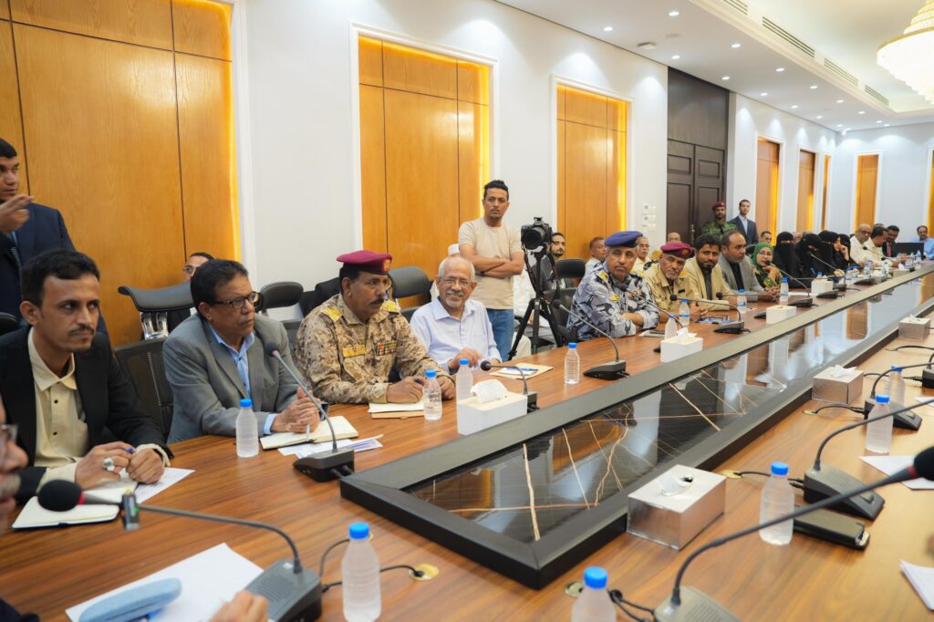 عضو مجلس القيادة محافظ حضرموت يترأس اجتماعاً استثنائياً للمكتب التنفيذي بحضور حكومي رفيع عضو مجلس القيادة محافظ حضرموت يترأس اجتماعاً استثنائياً للمكتب التنفيذي بحضور حكومي رفيع