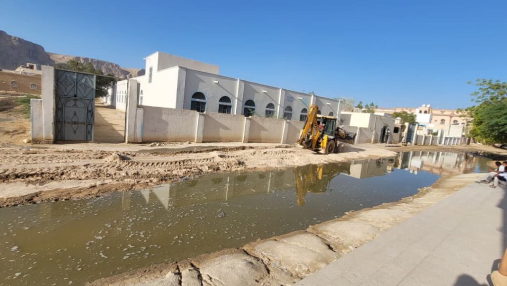 بتوجيهات مدير عام شبام مكتب الأشغال بالمديرية يباشر ردم مخلفات الأمطار أمام مدرسة عمار بن ياسر للتعليم الأساسي بالحاوي بتوجيهات مدير عام شبام مكتب الأشغال بالمديرية يباشر ردم مخلفات الأمطار أمام مدرسة عمار بن ياسر للتعليم الأساسي بالحاوي