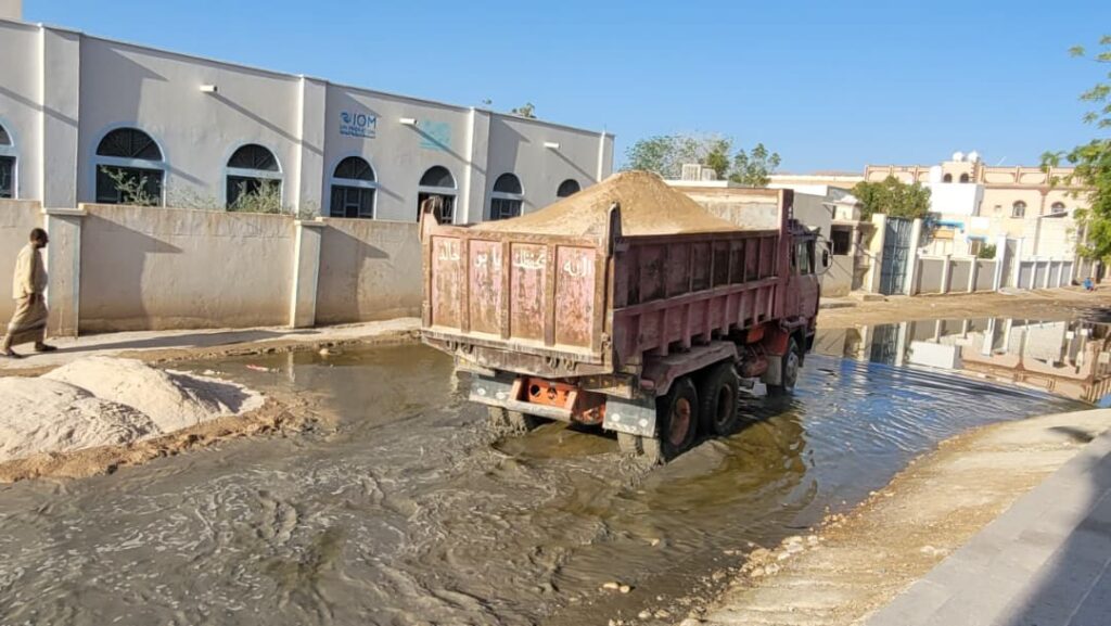 بتوجيهات مدير عام شبام مكتب الأشغال بالمديرية يباشر ردم مخلفات الأمطار أمام مدرسة عمار بن ياسر للتعليم الأساسي بالحاوي بتوجيهات مدير عام شبام مكتب الأشغال بالمديرية يباشر ردم مخلفات الأمطار أمام مدرسة عمار بن ياسر للتعليم الأساسي بالحاوي