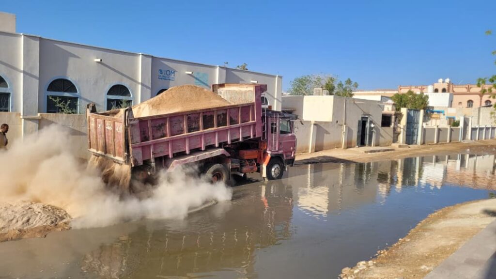 بتوجيهات مدير عام شبام مكتب الأشغال بالمديرية يباشر ردم مخلفات الأمطار أمام مدرسة عمار بن ياسر للتعليم الأساسي بالحاوي بتوجيهات مدير عام شبام مكتب الأشغال بالمديرية يباشر ردم مخلفات الأمطار أمام مدرسة عمار بن ياسر للتعليم الأساسي بالحاوي
