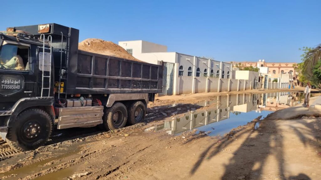 بتوجيهات مدير عام شبام مكتب الأشغال بالمديرية يباشر ردم مخلفات الأمطار أمام مدرسة عمار بن ياسر للتعليم الأساسي بالحاوي بتوجيهات مدير عام شبام مكتب الأشغال بالمديرية يباشر ردم مخلفات الأمطار أمام مدرسة عمار بن ياسر للتعليم الأساسي بالحاوي