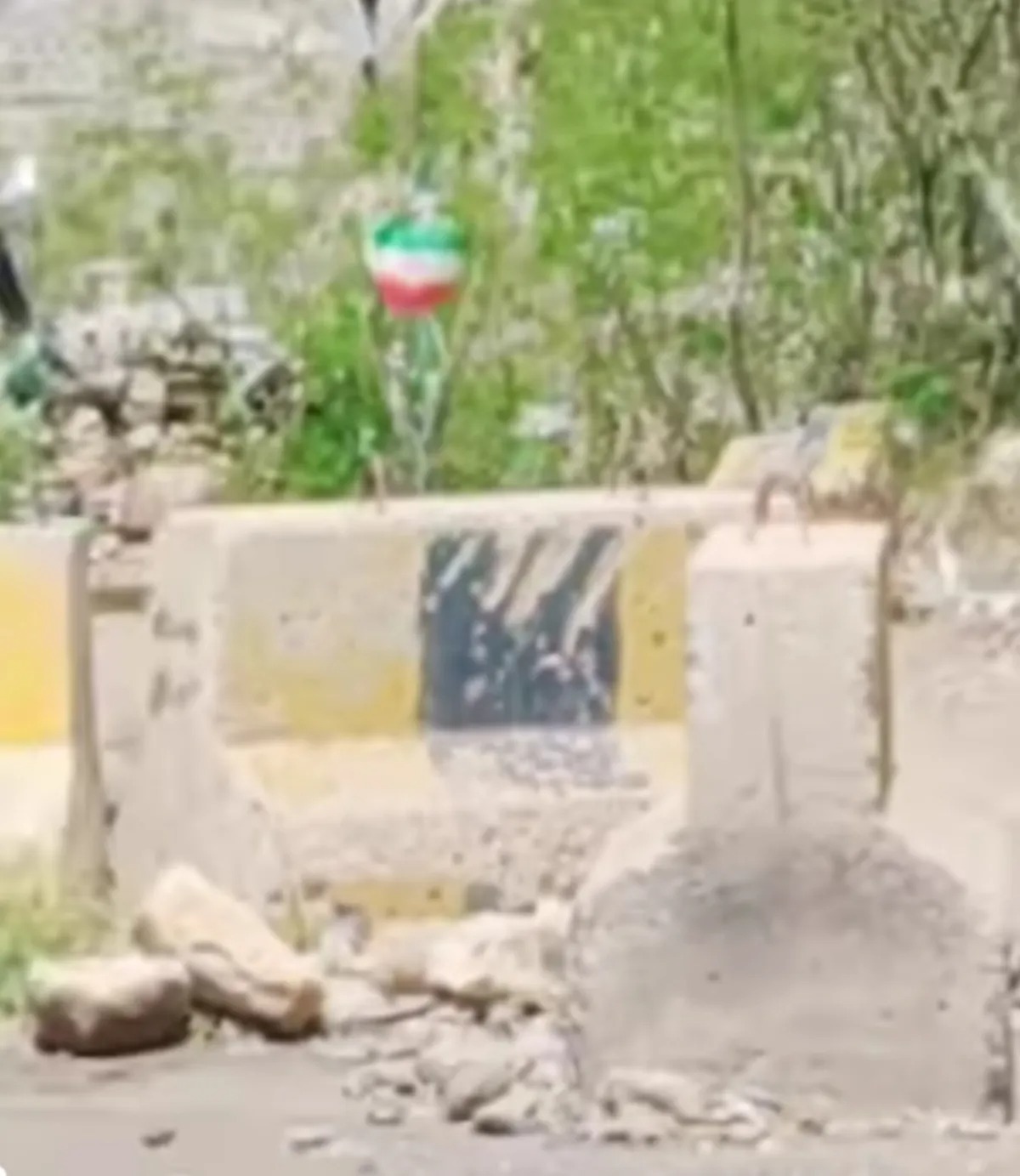 مليشـ,ـيا الحـ,ـوثي ترفع علم إيـ,ـران في المنفذ الشرقي لتعز - مليشـ,ـيا الحـ,ـوثي ترفع علم إيـ,ـران في المنفذ الشرقي لتعز -
