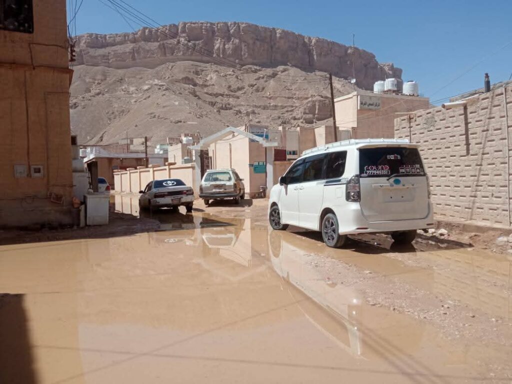 سيئون: المركز الصحي بالغرفة يصرخ ويستغيث في كل موسم للأمطار!! سيئون: المركز الصحي بالغرفة يصرخ ويستغيث في كل موسم للأمطار!!