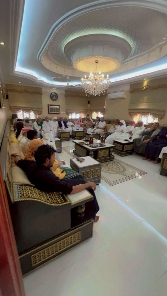 على شرف الشيخ سلطان بن زايد التميمي رئيس مصلحة شؤون القبائل.. المقدم صالح بن عائض العامري يقيم مأدبة غداء في بيته بمنطقة تاربة بمديرية سيئون على شرف الشيخ سلطان بن زايد التميمي رئيس مصلحة شؤون القبائل.. المقدم صالح بن عائض العامري يقيم مأدبة غداء في بيته بمنطقة تاربة بمديرية سيئون