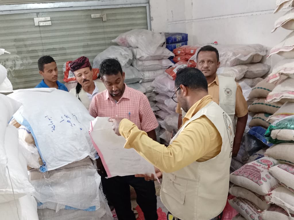 مدير مكتب الصناعة والتجارة بساحل حضرموت ينفذ نزولًا ميدانيًا لمراقبة الأسواق ومتابعة التغيرات السعرية. مدير مكتب الصناعة والتجارة بساحل حضرموت ينفذ نزولًا ميدانيًا لمراقبة الأسواق ومتابعة التغيرات السعرية.