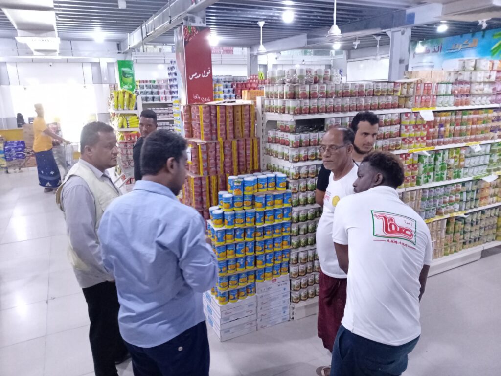 نزول ميداني لمدير مكتب الصناعة والتجارة بساحل حضرموت لمتابعة أوضاع الأسواق بالمكلا. نزول ميداني لمدير مكتب الصناعة والتجارة بساحل حضرموت لمتابعة أوضاع الأسواق بالمكلا.