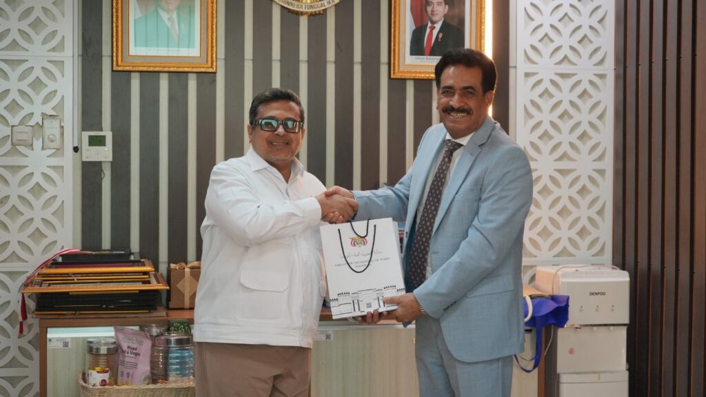 السفير بلفقيه يبحث في جاكرتا تعزيز نفاذ المنتجات اليمنية إلى السوق الإندونيسي عبر بوابة الحلال السفير بلفقيه يبحث في جاكرتا تعزيز نفاذ المنتجات اليمنية إلى السوق الإندونيسي عبر بوابة الحلال