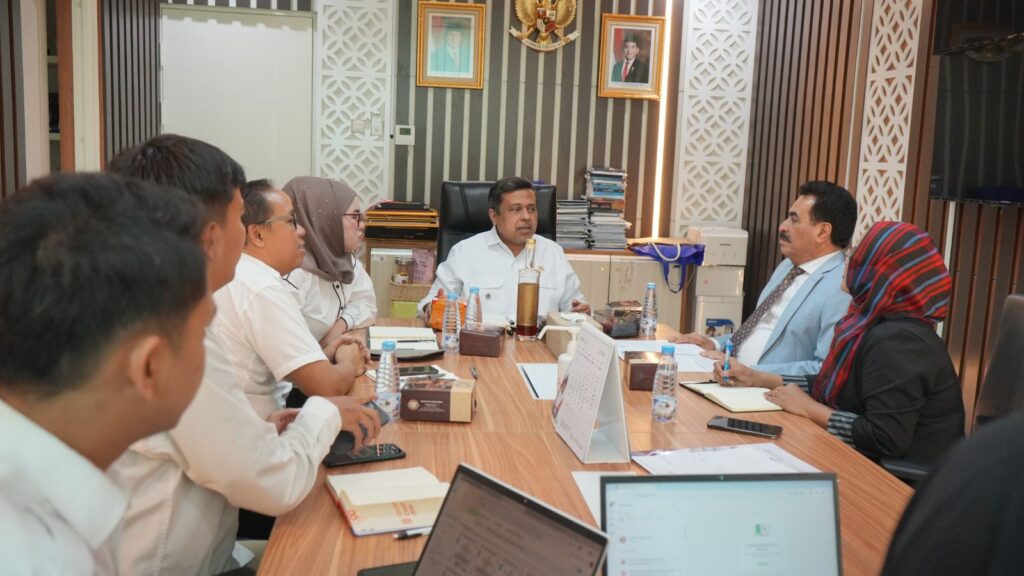 السفير بلفقيه يبحث في جاكرتا تعزيز نفاذ المنتجات اليمنية إلى السوق الإندونيسي عبر بوابة الحلال السفير بلفقيه يبحث في جاكرتا تعزيز نفاذ المنتجات اليمنية إلى السوق الإندونيسي عبر بوابة الحلال