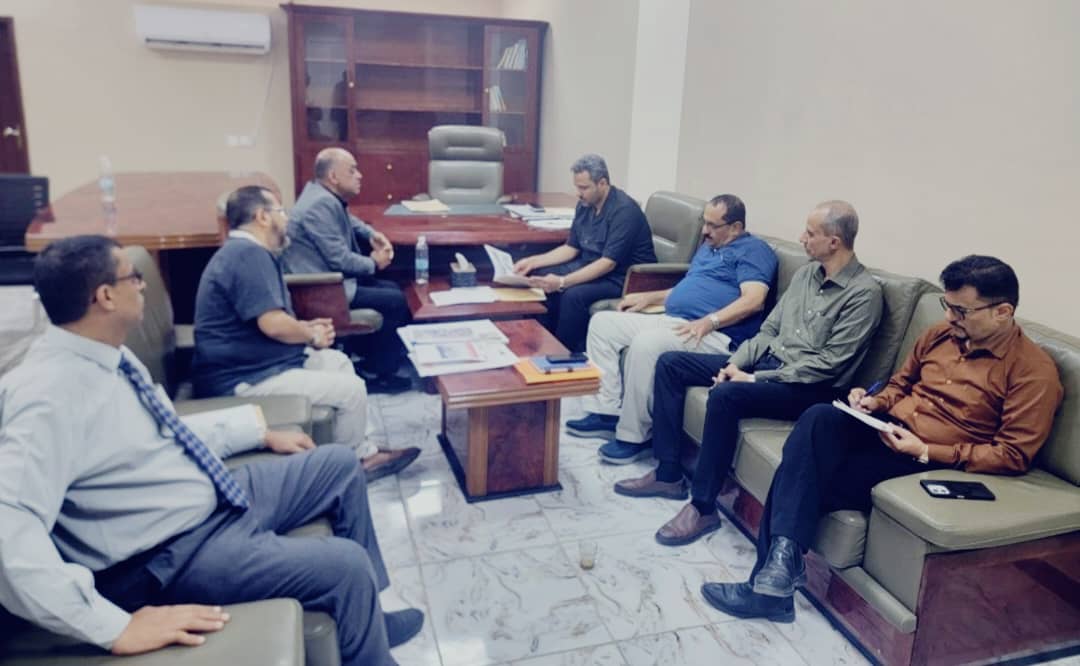 محافظ لحج يبحث مع مؤسسة "تواصل" التنموية تعزيز التدخلات الكويتية الخدمية والإنسانية بالمحافظة محافظ لحج يبحث مع مؤسسة "تواصل" التنموية تعزيز التدخلات الكويتية الخدمية والإنسانية بالمحافظة
