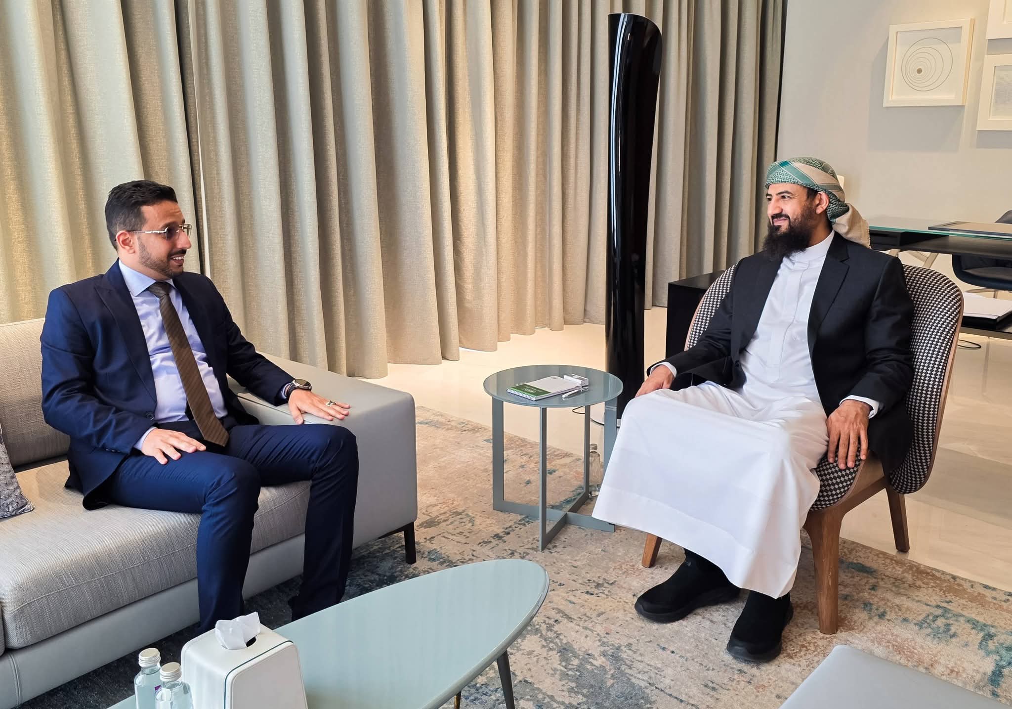المحرّمي يطّلع على أداء هيئة الأراضي ويبحث سبل تطوير عملها - المحرّمي يطّلع على أداء هيئة الأراضي ويبحث سبل تطوير عملها -