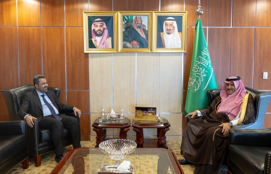 السفير آل جابر يستعرض مع محافظ لحج " الحالمي" سبل دعم التنمية والترتيبات للحوار الجنوبي . - السفير آل جابر يستعرض مع محافظ لحج " الحالمي" سبل دعم التنمية والترتيبات للحوار الجنوبي . -