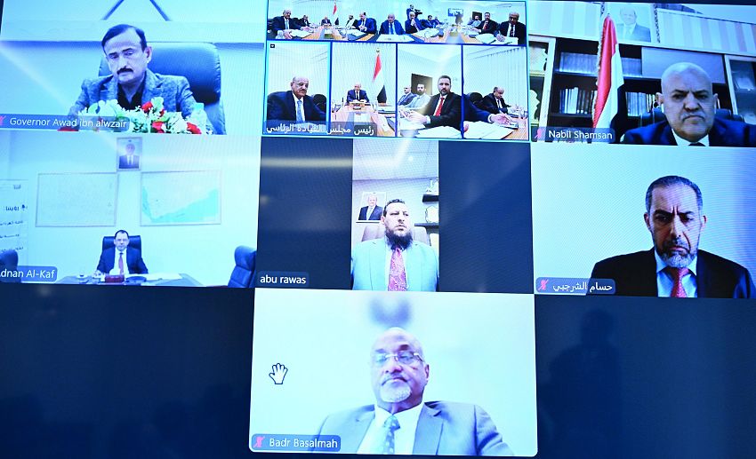 رئيس مجلس القيادة يعقد اجتماعا مصغرا للحكومة والسلطات المحلية - رئيس مجلس القيادة يعقد اجتماعا مصغرا للحكومة والسلطات المحلية -