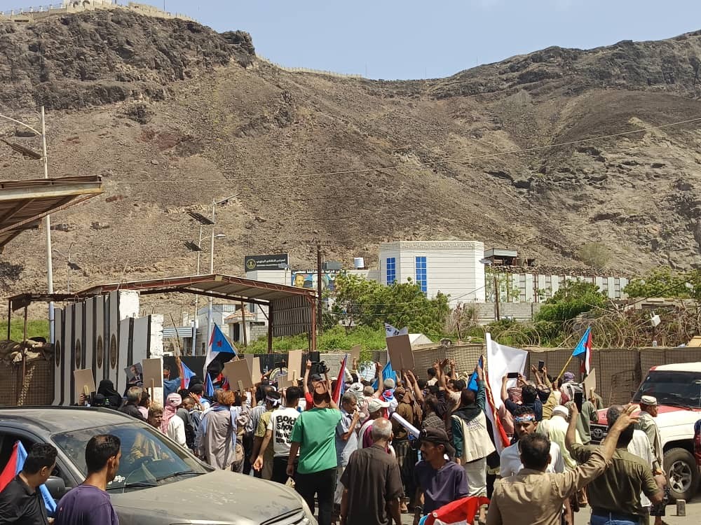 جماهير شعب الجنوب تعيد فتح مقرات المجلس الانتقالي بالعاصمة عدن جماهير شعب الجنوب تعيد فتح مقرات المجلس الانتقالي بالعاصمة عدن