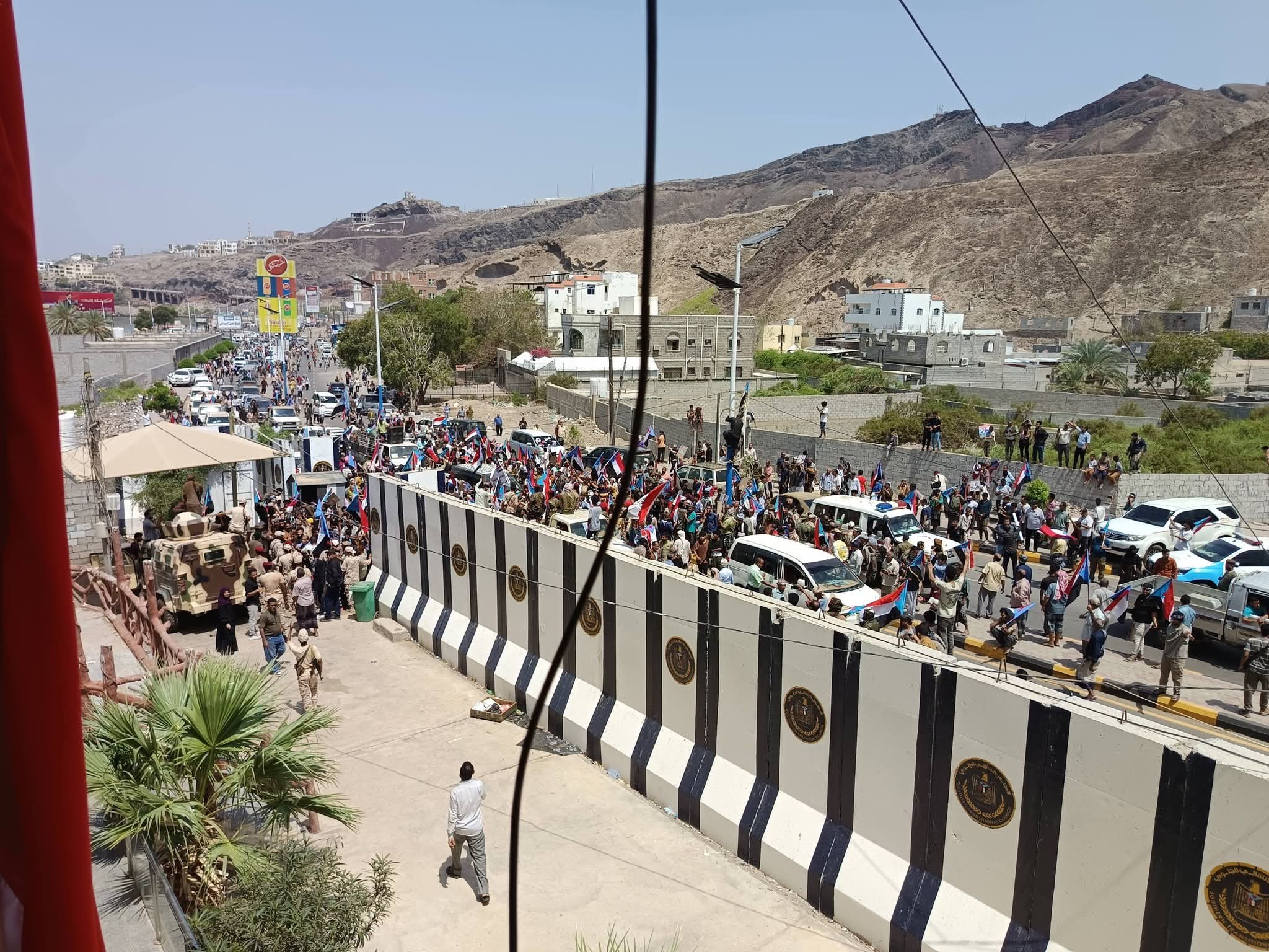 جماهير شعب الجنوب تعيد فتح مقرات المجلس الانتقالي بالعاصمة عدن جماهير شعب الجنوب تعيد فتح مقرات المجلس الانتقالي بالعاصمة عدن