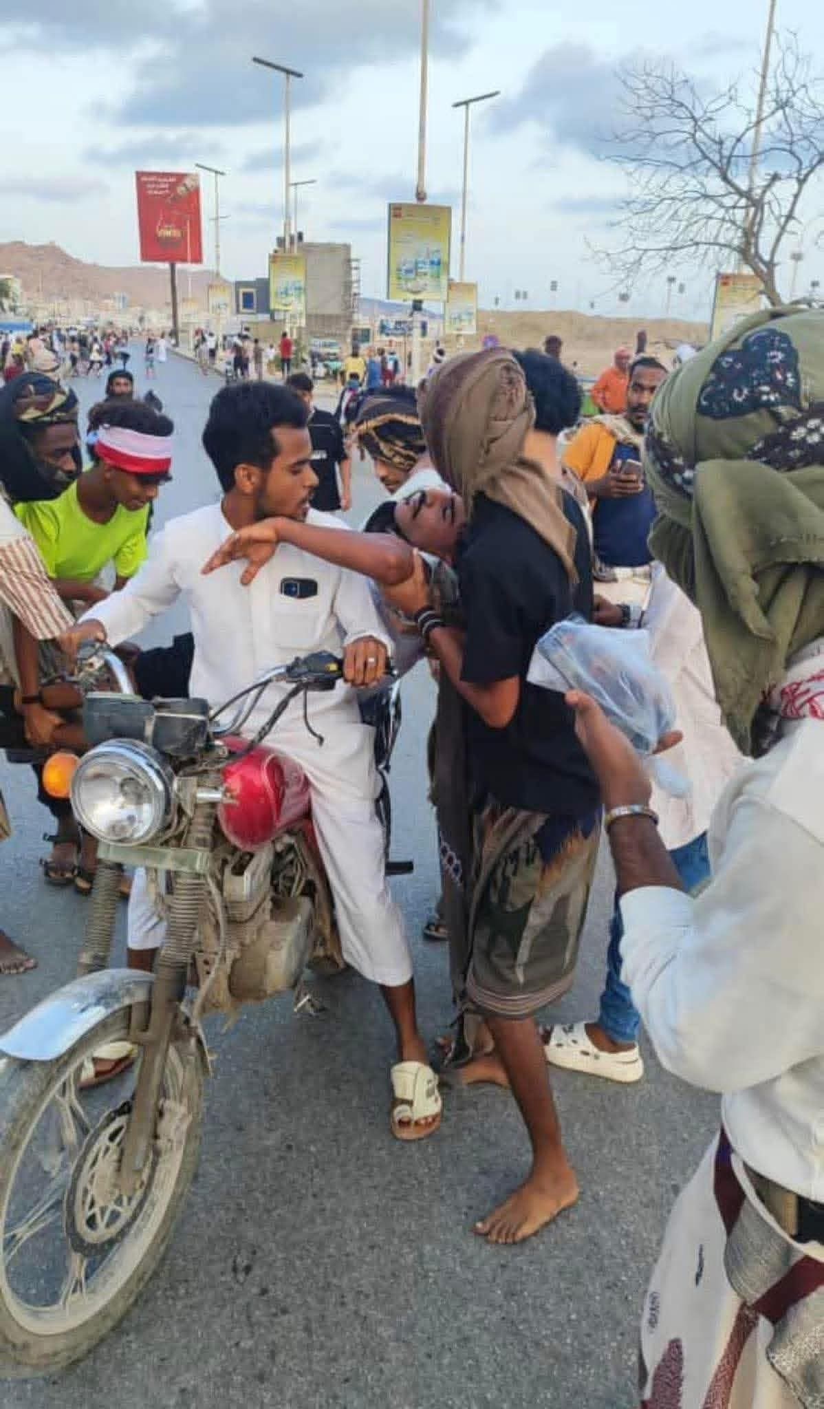 سقوط شهيدين وعدد من الجرحى جراء اعتداء قوات سلطات الأمر الواقع المدعومة سعوديًا على متظاهرين في المكلا سقوط شهيدين وعدد من الجرحى جراء اعتداء قوات سلطات الأمر الواقع المدعومة سعوديًا على متظاهرين في المكلا