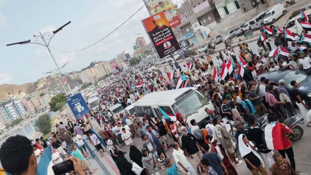 سقوط شهيدين وعدد من الجرحى جراء اعتداء قوات سلطات الأمر الواقع المدعومة سعوديًا على متظاهرين في المكلا سقوط شهيدين وعدد من الجرحى جراء اعتداء قوات سلطات الأمر الواقع المدعومة سعوديًا على متظاهرين في المكلا