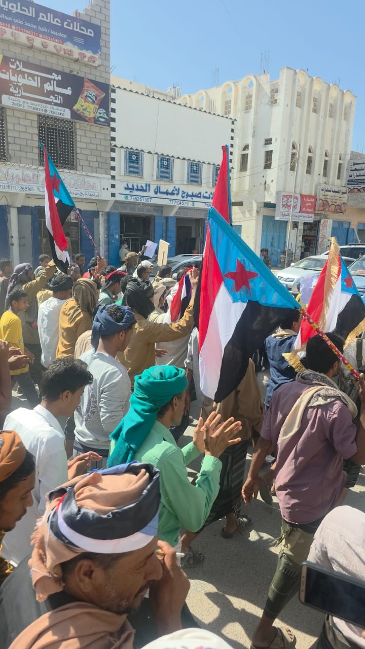 تلبية لدعوة المجلس الانتقالي.. مسيرة حاشدة في شبوة تضامناً مع أبناء حضرموت تلبية لدعوة المجلس الانتقالي.. مسيرة حاشدة في شبوة تضامناً مع أبناء حضرموت