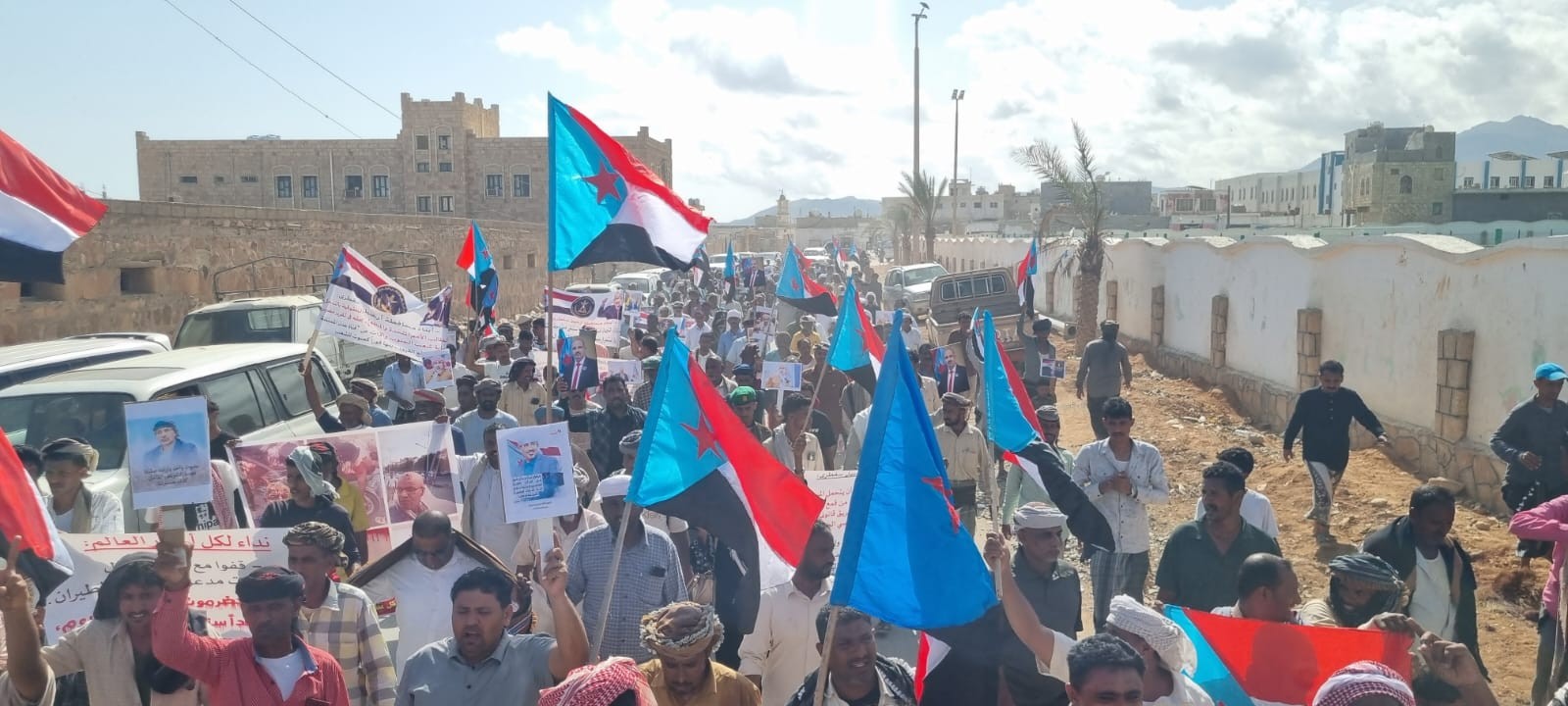 انتقالي سقطرى ينظم فعالية جماهيرية حاشدة تضامنًا مع حضرموت وتنديدًا بتدهور الخدمات انتقالي سقطرى ينظم فعالية جماهيرية حاشدة تضامنًا مع حضرموت وتنديدًا بتدهور الخدمات