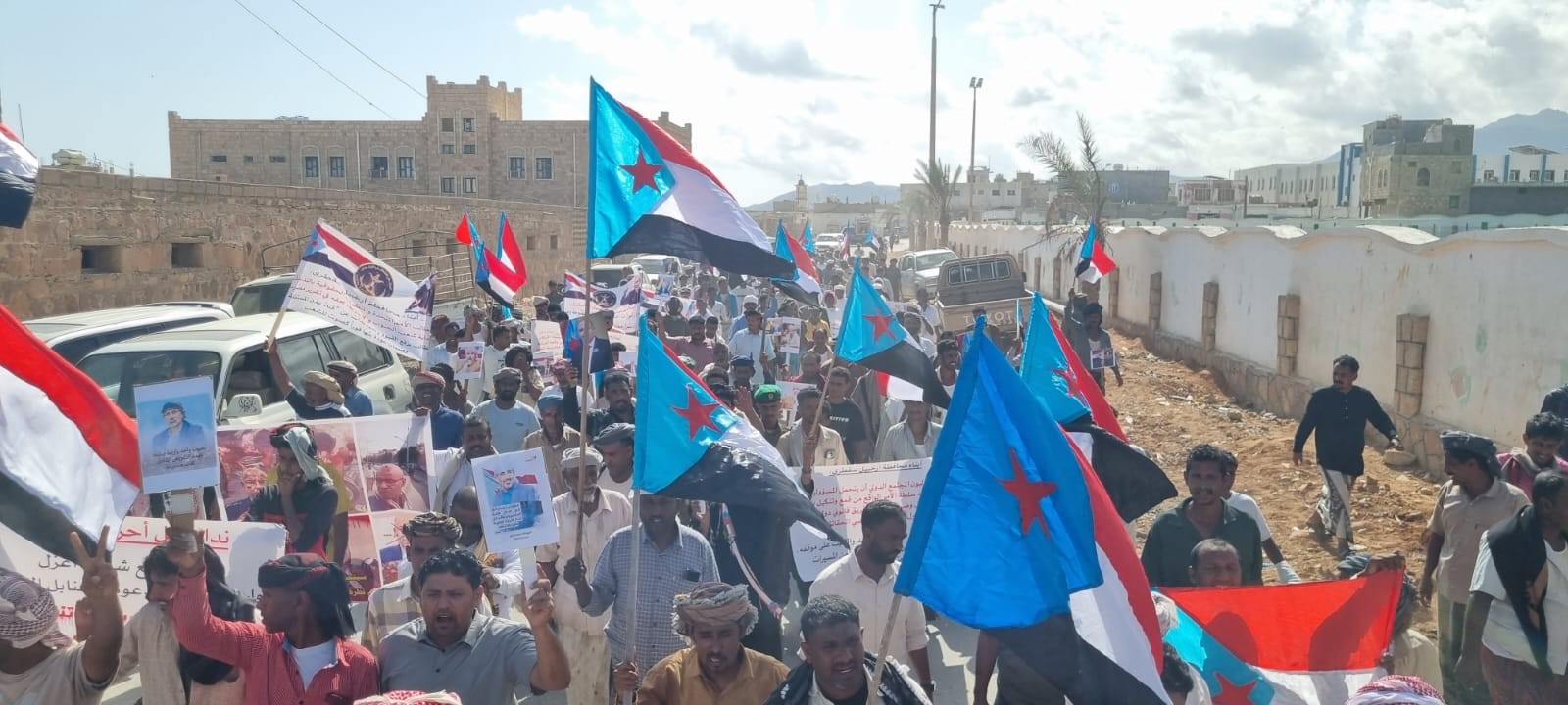 انتقالي سقطرى ينظم فعالية جماهيرية حاشدة تضامنًا مع حضرموت وتنديدًا بتدهور الخدمات انتقالي سقطرى ينظم فعالية جماهيرية حاشدة تضامنًا مع حضرموت وتنديدًا بتدهور الخدمات