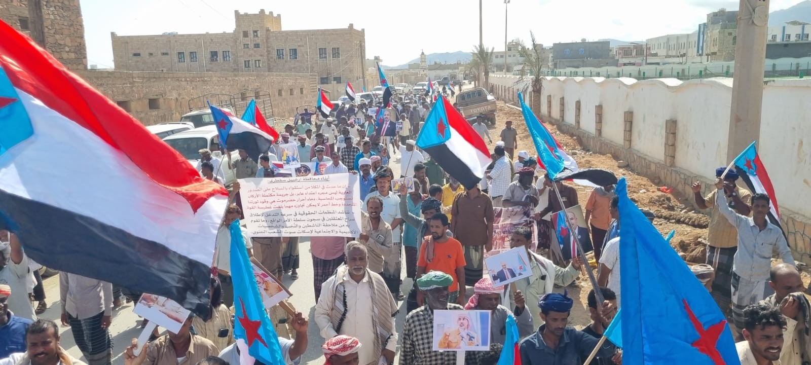 انتقالي سقطرى ينظم فعالية جماهيرية حاشدة تضامنًا مع حضرموت وتنديدًا بتدهور الخدمات انتقالي سقطرى ينظم فعالية جماهيرية حاشدة تضامنًا مع حضرموت وتنديدًا بتدهور الخدمات