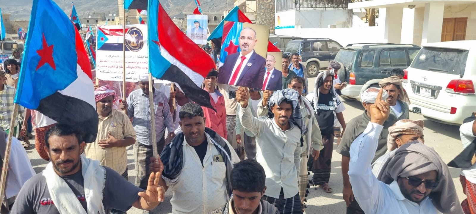 انتقالي سقطرى ينظم فعالية جماهيرية حاشدة تضامنًا مع حضرموت وتنديدًا بتدهور الخدمات انتقالي سقطرى ينظم فعالية جماهيرية حاشدة تضامنًا مع حضرموت وتنديدًا بتدهور الخدمات