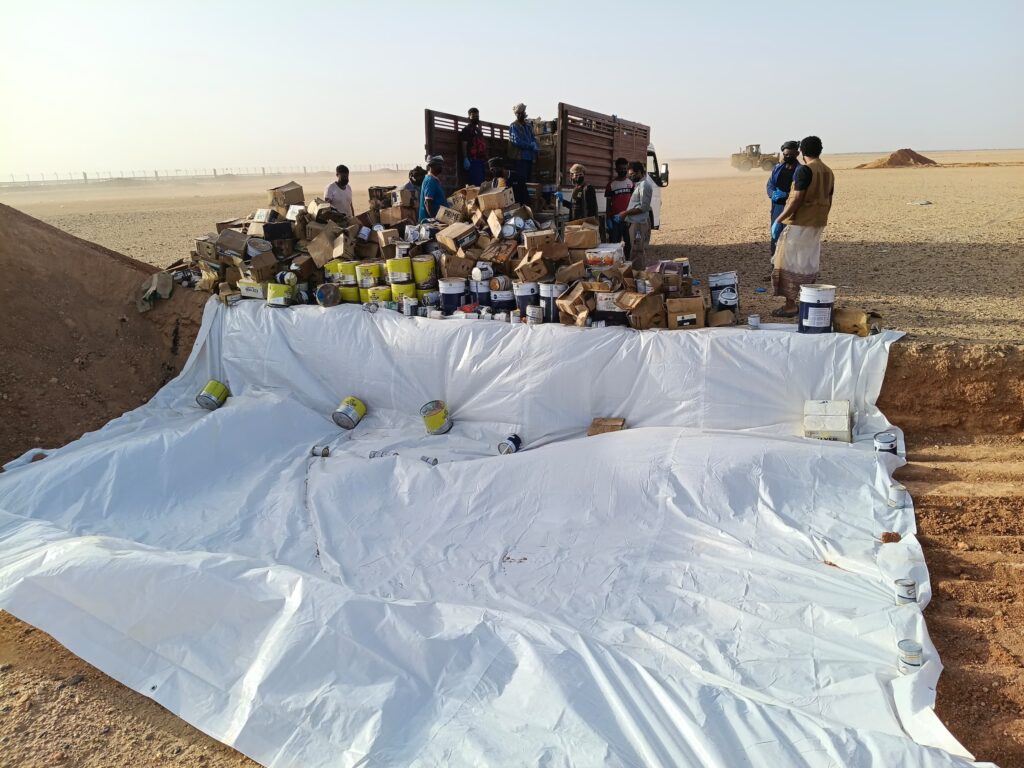 حضرموت: جمارك منفذ الوديعة تتلف بضائع منتهية وممنوعة بقيمة 46 مليون ريال - حضرموت: جمارك منفذ الوديعة تتلف بضائع منتهية وممنوعة بقيمة 46 مليون ريال -