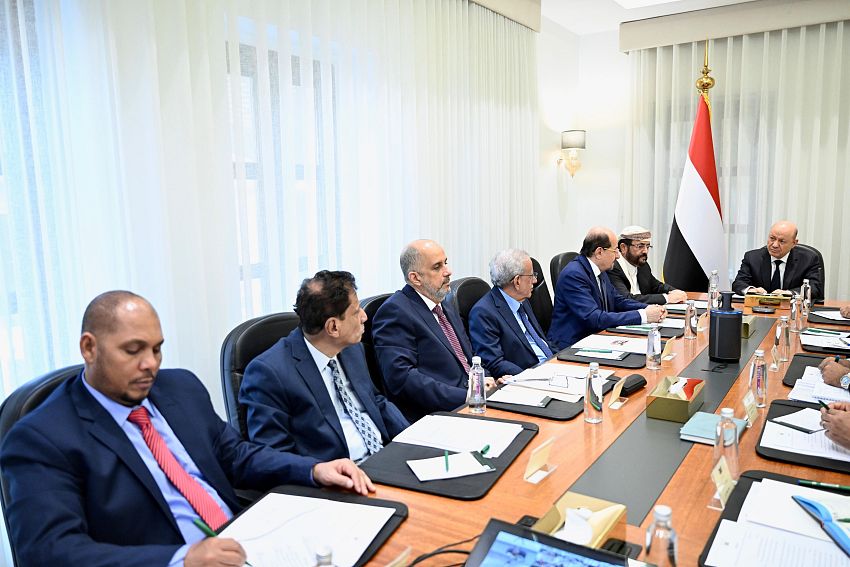 رئيس مجلس القيادة يعقد اجتماعا مصغرا للحكومة والسلطات المحلية - رئيس مجلس القيادة يعقد اجتماعا مصغرا للحكومة والسلطات المحلية -