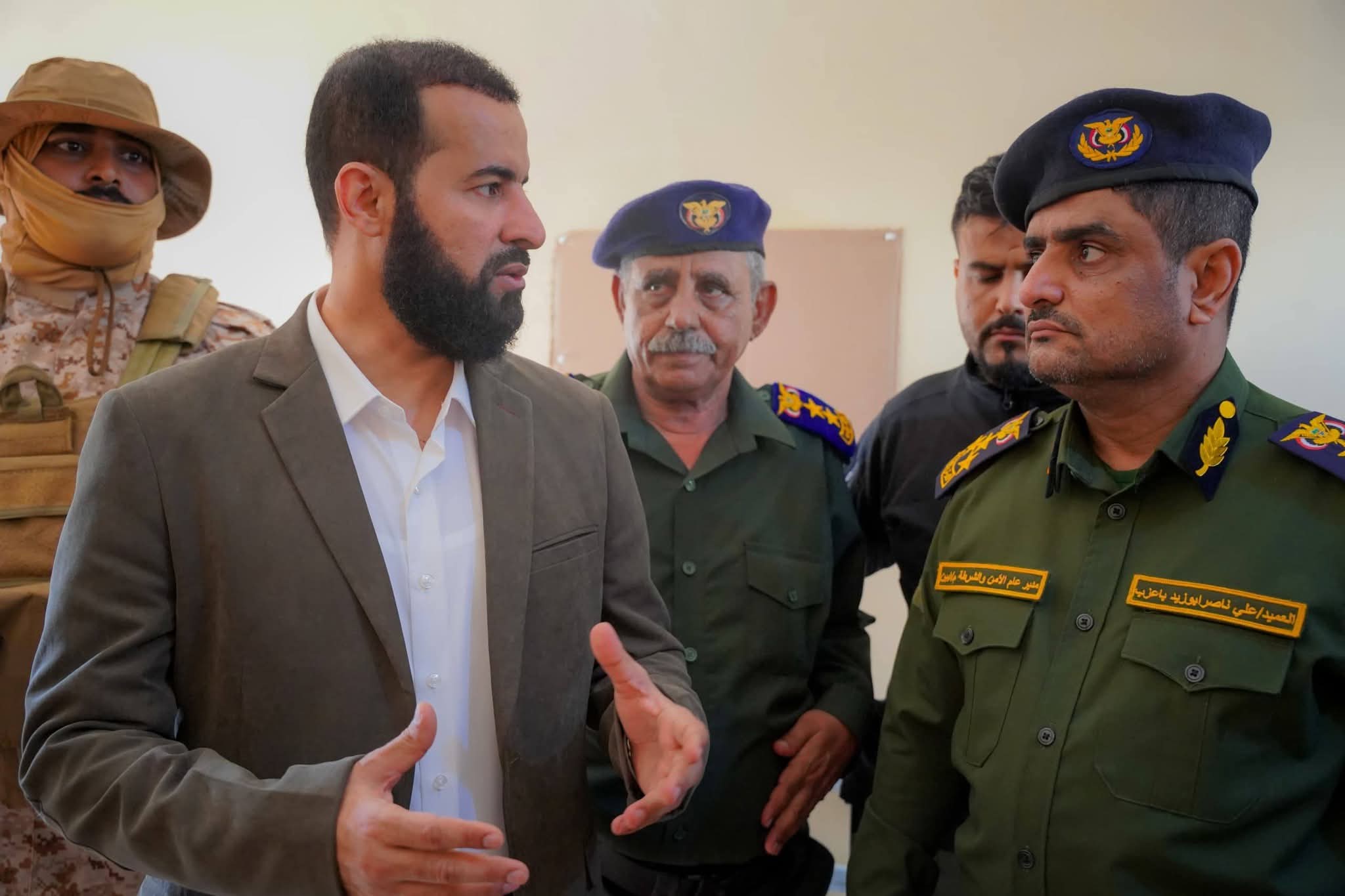 محافظ ابين يدشن عمل مركز الاحوال والسجل المدني لإصدار البطاقة الالكترونية الذكية بمديرية خنفر. - محافظ ابين يدشن عمل مركز الاحوال والسجل المدني لإصدار البطاقة الالكترونية الذكية بمديرية خنفر. -