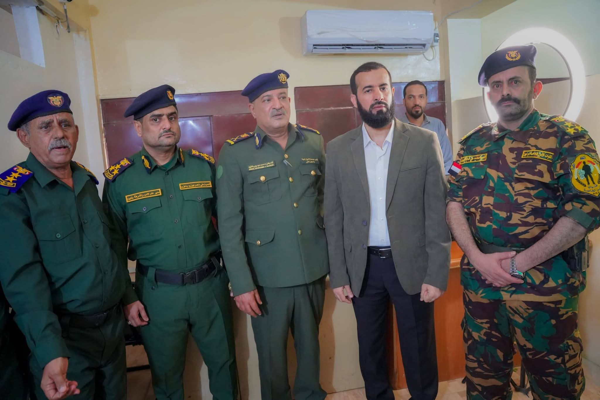 محافظ ابين يدشن عمل مركز الاحوال والسجل المدني لإصدار البطاقة الالكترونية الذكية بمديرية خنفر. - محافظ ابين يدشن عمل مركز الاحوال والسجل المدني لإصدار البطاقة الالكترونية الذكية بمديرية خنفر. -