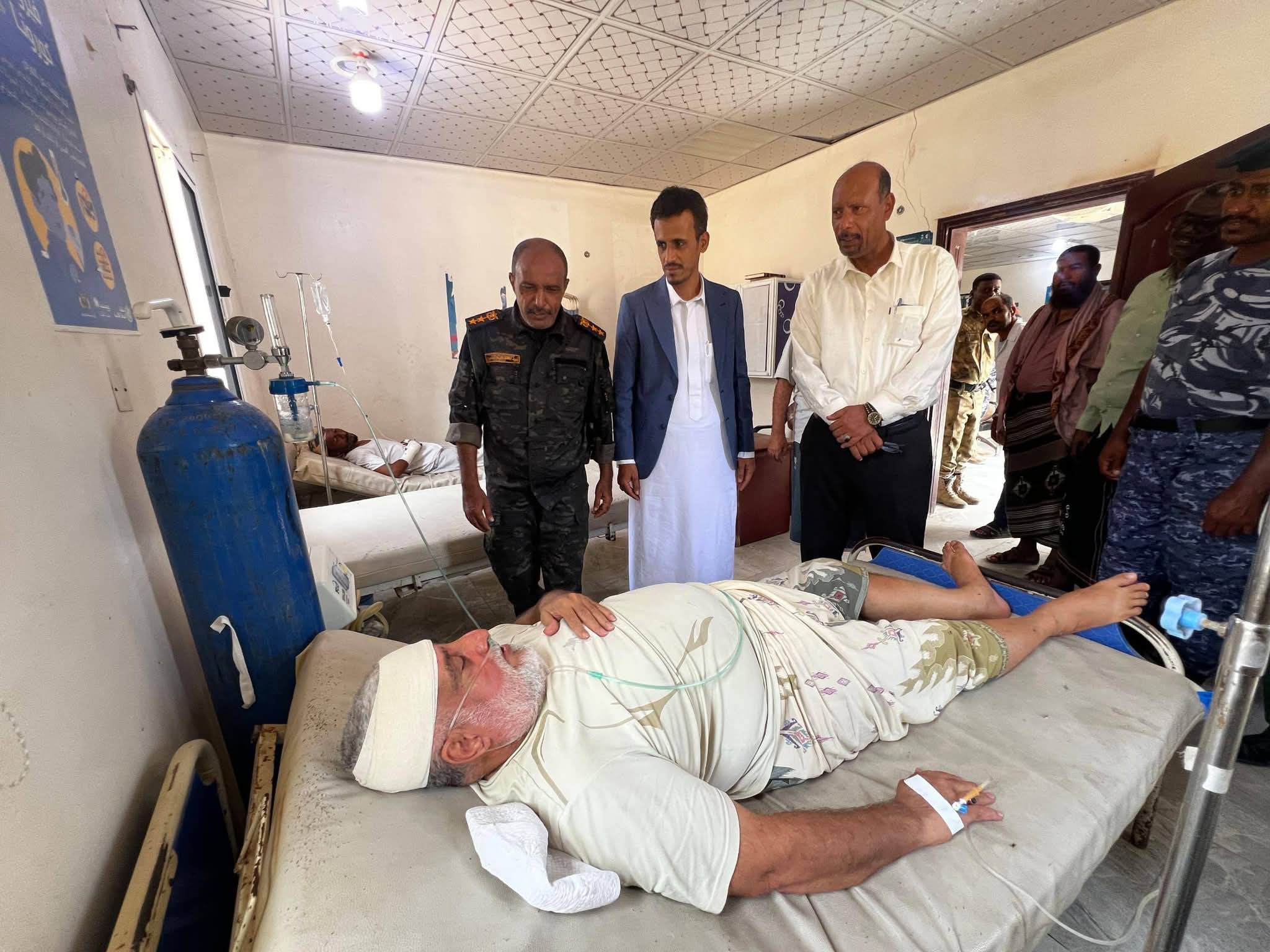 وكيل محافظة حضرموت يعزي أسر ضحايا أحداث الأمس ويطمئن على صحة المصابين بالمكلا - وكيل محافظة حضرموت يعزي أسر ضحايا أحداث الأمس ويطمئن على صحة المصابين بالمكلا -
