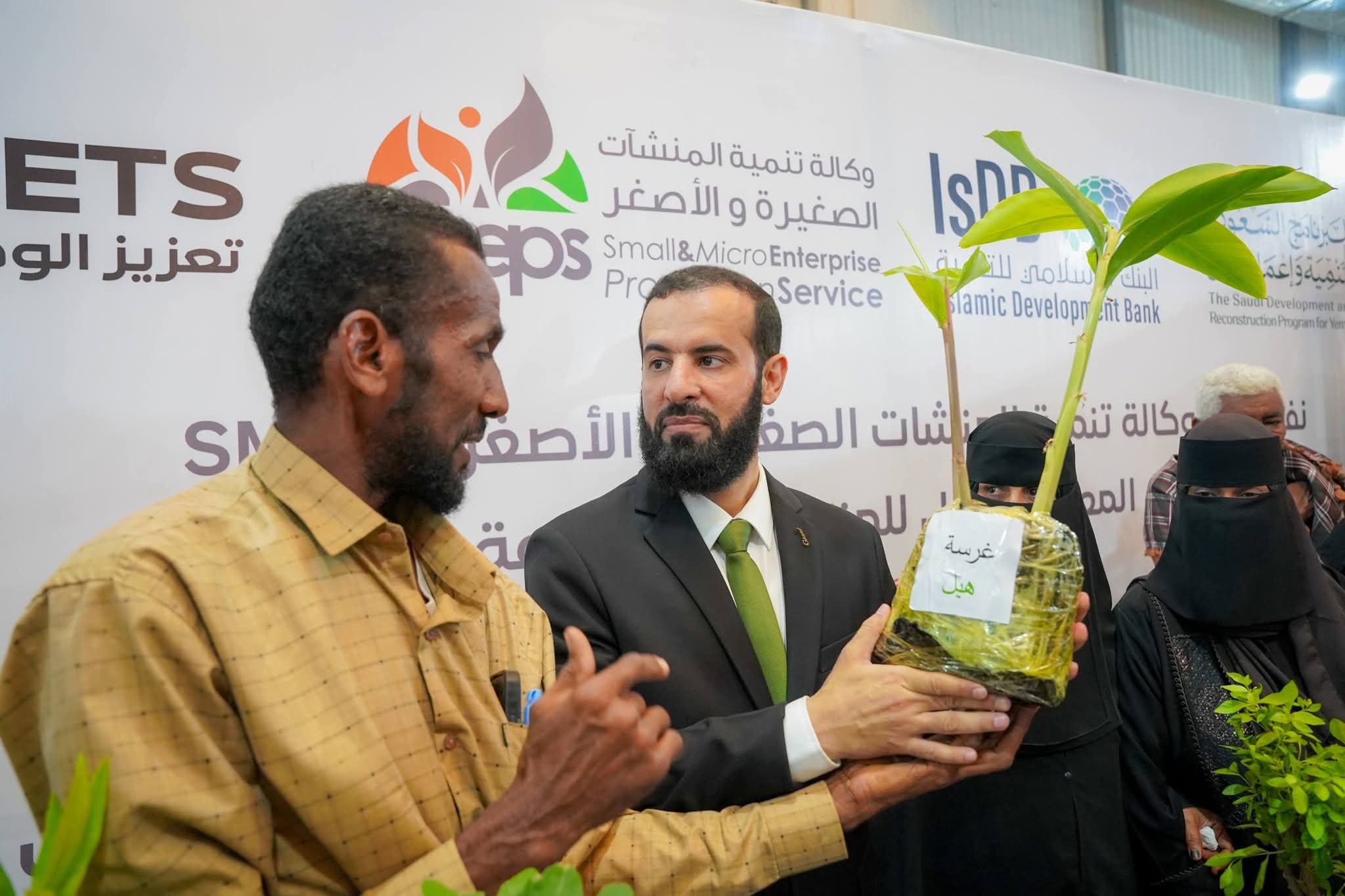 محافظ أبين يدشن المعرض الأول للمنتجات والصناعة الوطنية بعدن - محافظ أبين يدشن المعرض الأول للمنتجات والصناعة الوطنية بعدن -
