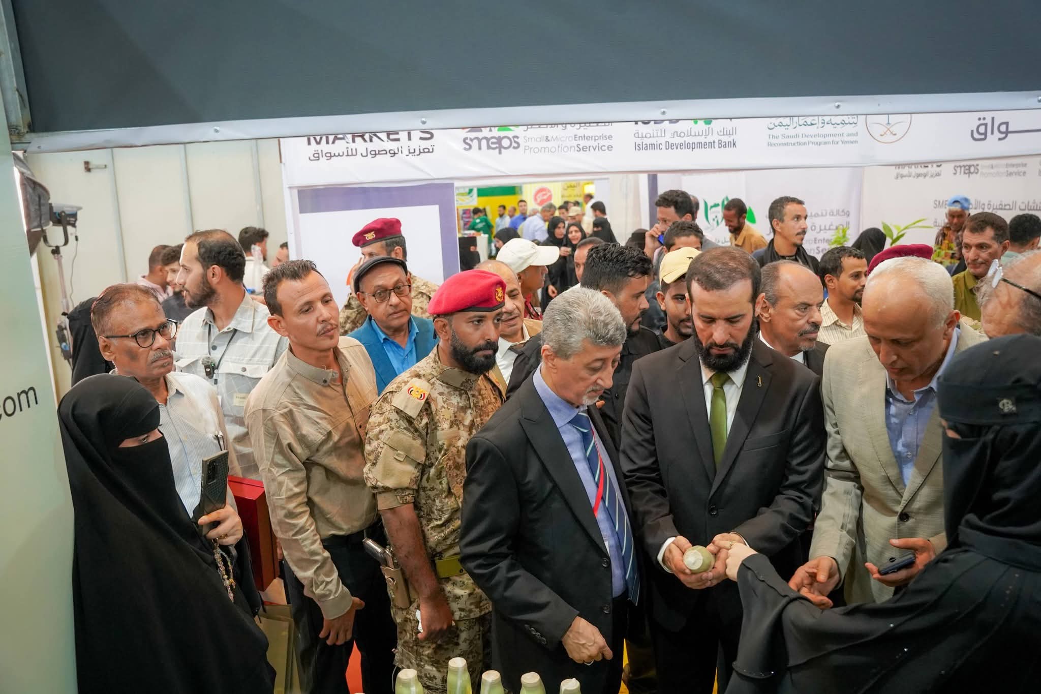 محافظ أبين يدشن المعرض الأول للمنتجات والصناعة الوطنية بعدن - محافظ أبين يدشن المعرض الأول للمنتجات والصناعة الوطنية بعدن -